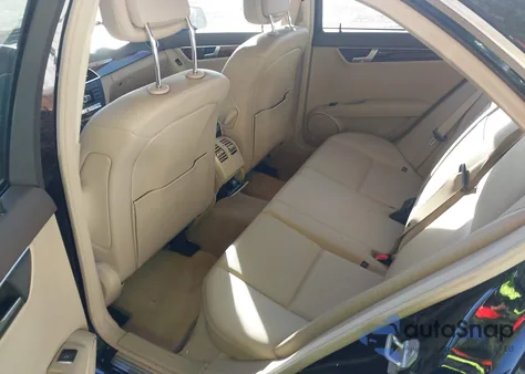 2013 Mercedes-Benz C 300 Sport 4Matic/Luxury 4Matic z USA, uszkodzony, nr VIN WDDGF8AB8DR283685